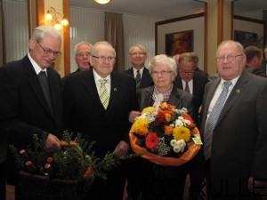 von links: Präses Pastor Heinz-Jürgen Schäfer, Josef  Feldkamp, Ehefrau Elli, 1.Vorsitzender Otto Tepe     ---    Foto:Ansgar Feldkamp 